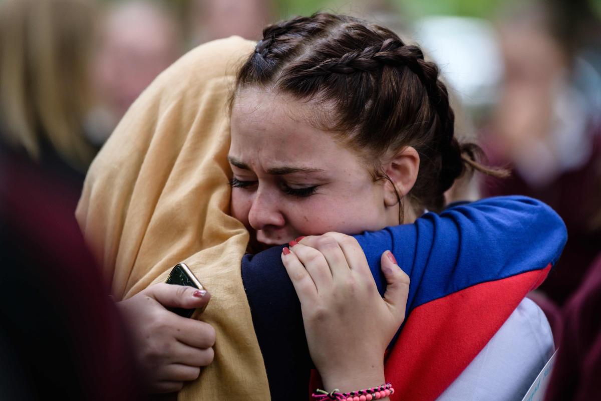 Opiskelijat tukivat toisiaan Uuden-Seelannin Christchurchissa 18. maaliskuuta 2019.  Hartaushetki, jossa muisteltiin 49 uhria, järjestettiin kolme päivää terroritekojen jälkeen. Christchurchin kaupungissa tehtiin perjantaina 15. maaliskuuta terrori-isku, jossa ihmisiä ammuttiin kahdessa eri moskeijassa. Poliisi on vanginnut kolme henkilöä epäiltynä iskusta. Päätekijänä pidetään 28-vuotiasta australialaismiestä, jota vastaan on nostettu syytteet murhasta. Pari päivää terrori-iskun jälkeen Uuden-Seelannin hallitus ilmoitti, että se aikoo kiristää aseita koskevia lakejaan. Uuden-Seelannin pääministeri Jacinda Ardern sanoo, ettei Christchurchin terrori-iskun tekijälle pidä antaa kuuluisuutta. Ardern esitti, että ihmiset muistaisivat uhreja toistamalla heidän nimiään. Muokattu 21.3. klo 8.30.